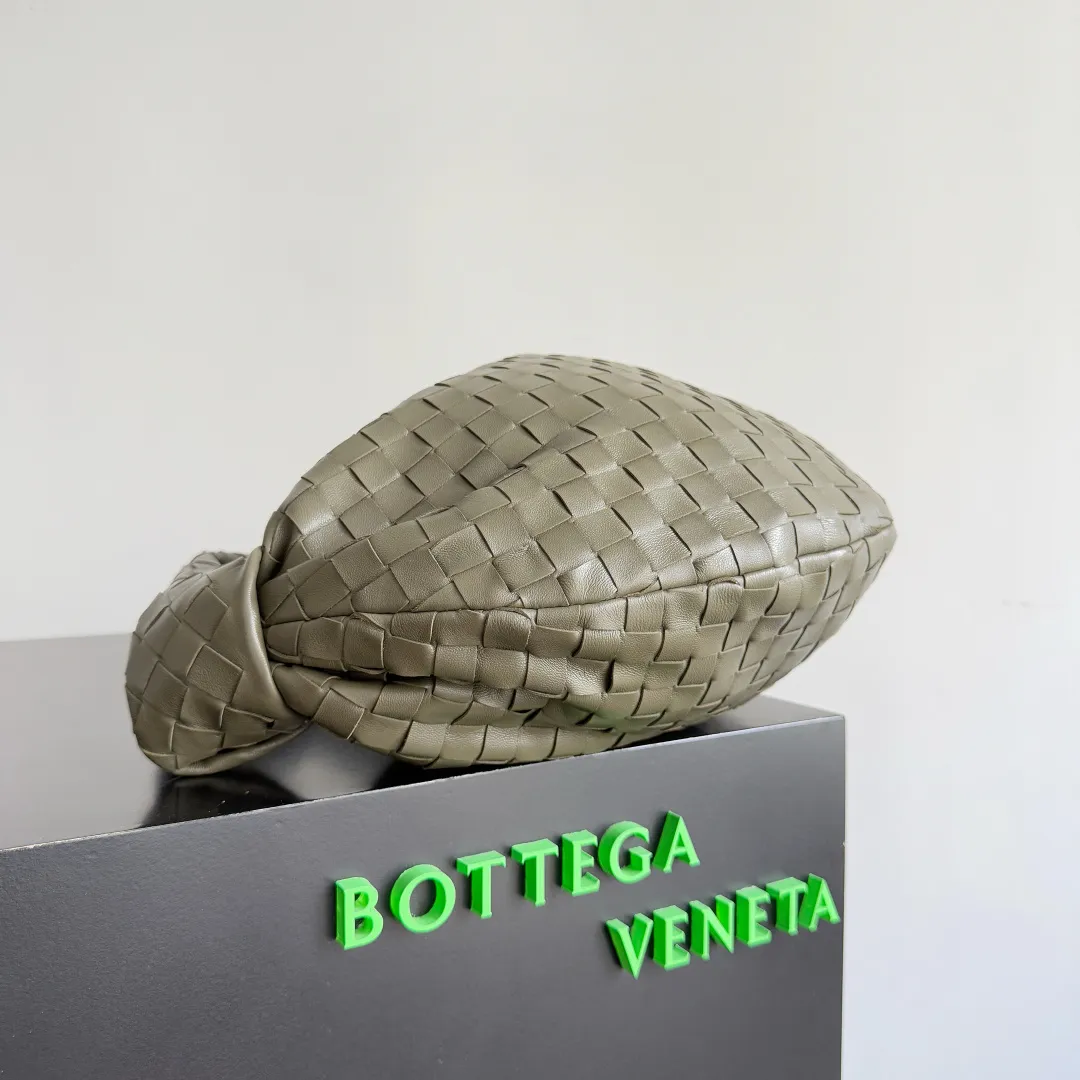 Batch 1860 #BV 𝗝𝗢𝗗𝗜𝗘# Street style’s new favorite fashionable large size 𝙟𝙤𝙙𝙞𝙚 It’s coming, it’s coming, it’s really coming! I have always thought that knitted BV is old-fashioned, until I met it - 𝙟𝙤𝙙𝙞𝙚, I realized that the original classic knitting elements and the new knot element design can be so fashionable! I have to admire Daniel Lee’s design talent! Large capacity to meet daily needs! Fashionable and versatile, it’s perfect for concave shapes, take it out to hit the streets! Size: 48*40*16 Style No. #600261